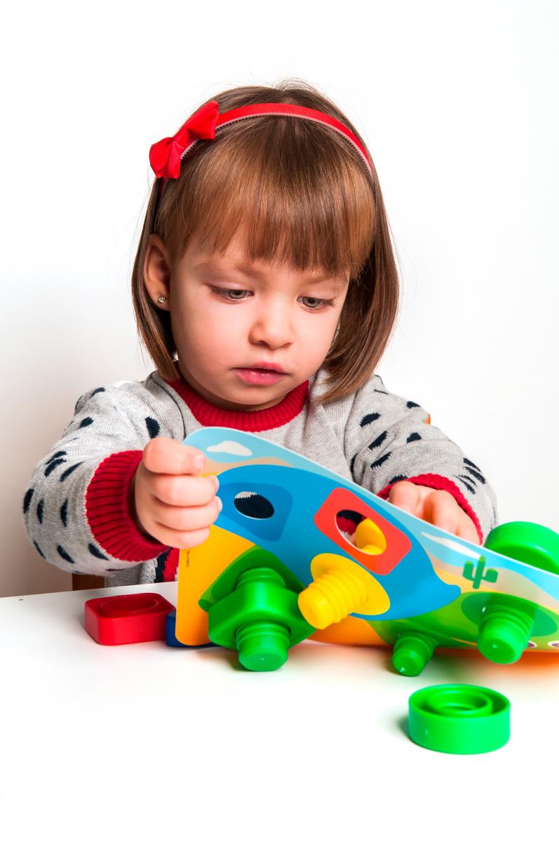 Divčatko sa hrá so stavebnicou