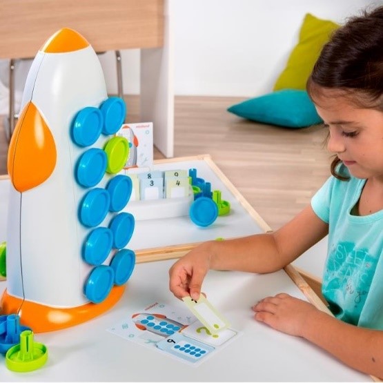 dieťa so vzdelávacou kračkou Raketa