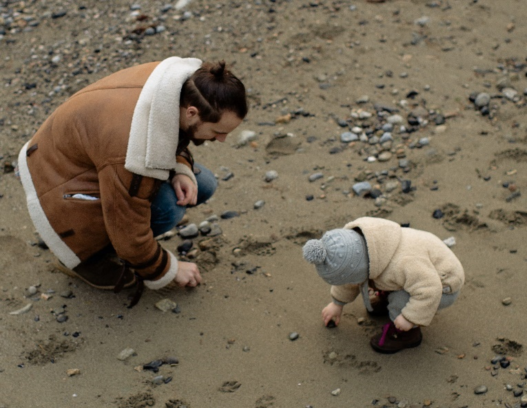Otec a syn zbierajúci kamienky