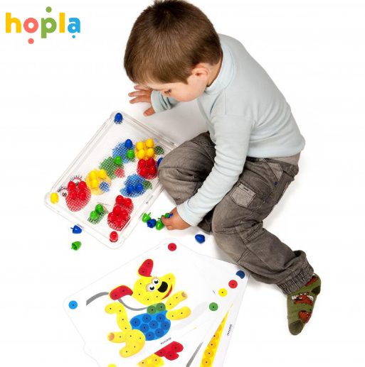 Chlapec skladajúci mozajku