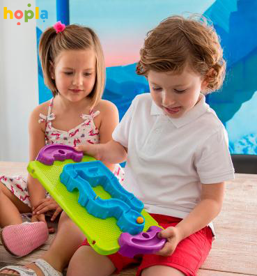 dievča a a chlapec s hrou bludisko