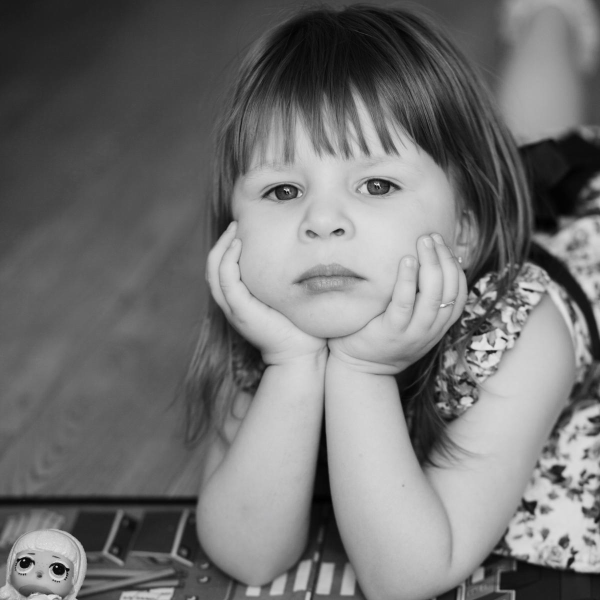 dievčatko, ktoré sa nudí