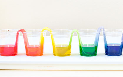 Experiment plaziaca dúha, poháriky so zafarbenou vodou
